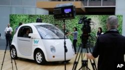Mobil Waymo tanpa pengemudi dipamerkan di acara Google, Desember 2016 di San Francisco. (Foto: Ilustrasi)