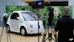 Waymo, mobil swa-kemudi yang diluncurkan Google dipamerkan di markas Google di San Francisco, California 13 Desember lalu (foto: ilustrasi).