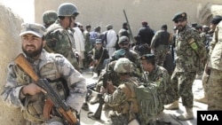 Pasukan keamanan Afghanistan mengamankan lokasi setelah militan melepaskan tembakan ke arah delegasi yang berkunjung ke Kandahar (13/3).