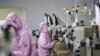 资料照片：江苏省泗洪县一个芯片工厂的工人在生产线上。（法新社2020年2月16日照片）