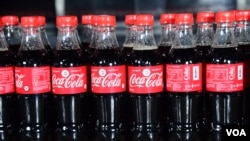 Coca Cola melaporkan penurunan penjualannya hingga 4 persen di Amerika utara (foto: dok). 