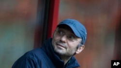 Miliarderi rus Suleyman Kerimov duke ndjekur një ndeshje futbolli