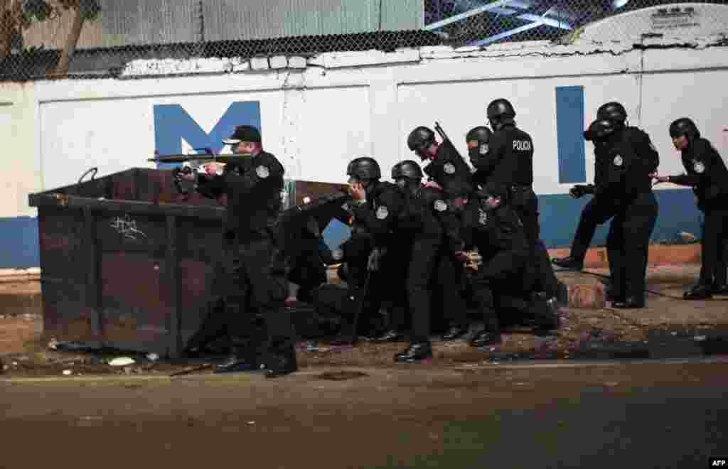 La policía antimotín patrulla las calles durante la protesta.