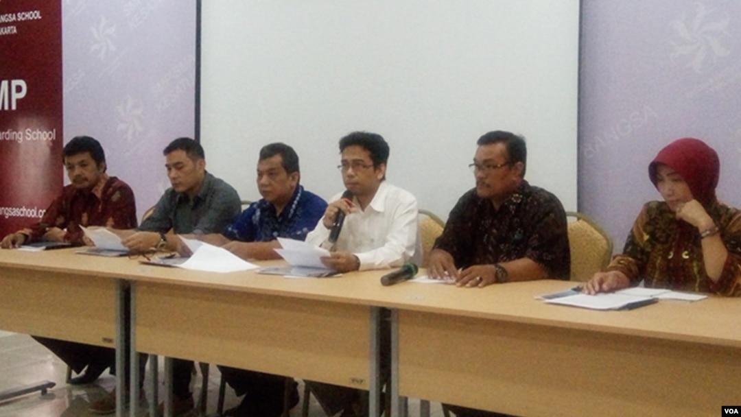 Kepala Sekolah Kesatuan Bangsa Yogyakarta Ahmad Nurani (tengah berbaju putih) menjelaskan tentang penolakan terhadap permintaan pemerintah Turki didampingi anggota Yayasan dan orangtua murid. (VOA/Munarsih).