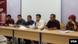 Kepala Sekolah Kesatuan Bangsa Yogyakarta Ahmad Nurani (tengah berbaju putih) menjelaskan tentang penolakan terhadap permintaan pemerintah Turki didampingi anggota Yayasan dan orangtua murid. (VOA/Munarsih).