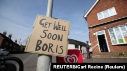 Natpis "Da ti uskoro bude bolje Borise" podrške britanskom premijeru koji je u bolnici od početka nedjelje (Foto: Reuters)