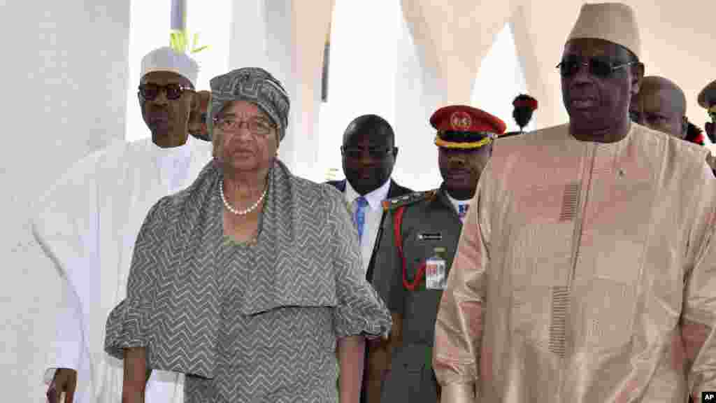 La présidente du Libéria, Ellen Johnson Sirleaf, et le président nigérian Muhammadu Buhari, le président du Sénégal Macky Sall, avant une réunion au Nigéria, le 9 janvier 2017.