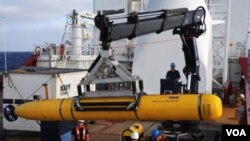 ລູກເຮືອ Ocean Shield ຂອງ ອອສເຕເລຍ ກຳລັງຈະນຳ ສົ່ງ ອຸປະກອນຊອກຄົ້ນຫາໃຕ້ທະເລ Bluefin-21 ຂອງທະຫານ ເຮືອ ສະຫະລັດ. 
