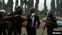 Mamadou Koulibaly, un leader de l'opposition et ancien président du Parlement ivoirien, est interpellé lors d'une manifestation contre la nouvelle Constitution du président Alassane Ouattara, à Abidjan, le 20 octobre 2016.