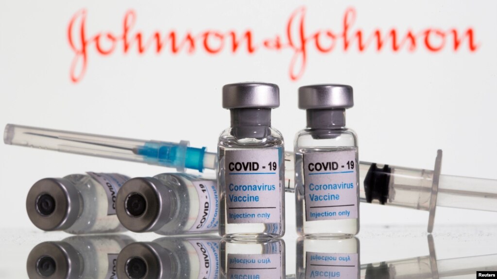 Trung tâm Kiểm soát và Phòng ngừa Dịch bệnh và Cơ quan Quản lý Thực phẩm và Dược phẩm của Mỹ nói nguy cơ gặp phải hội chứng liên quan đến cục máu đông nghiêm trọng và tiểu cầu thấp do vaccine của J&J là rất thấp.