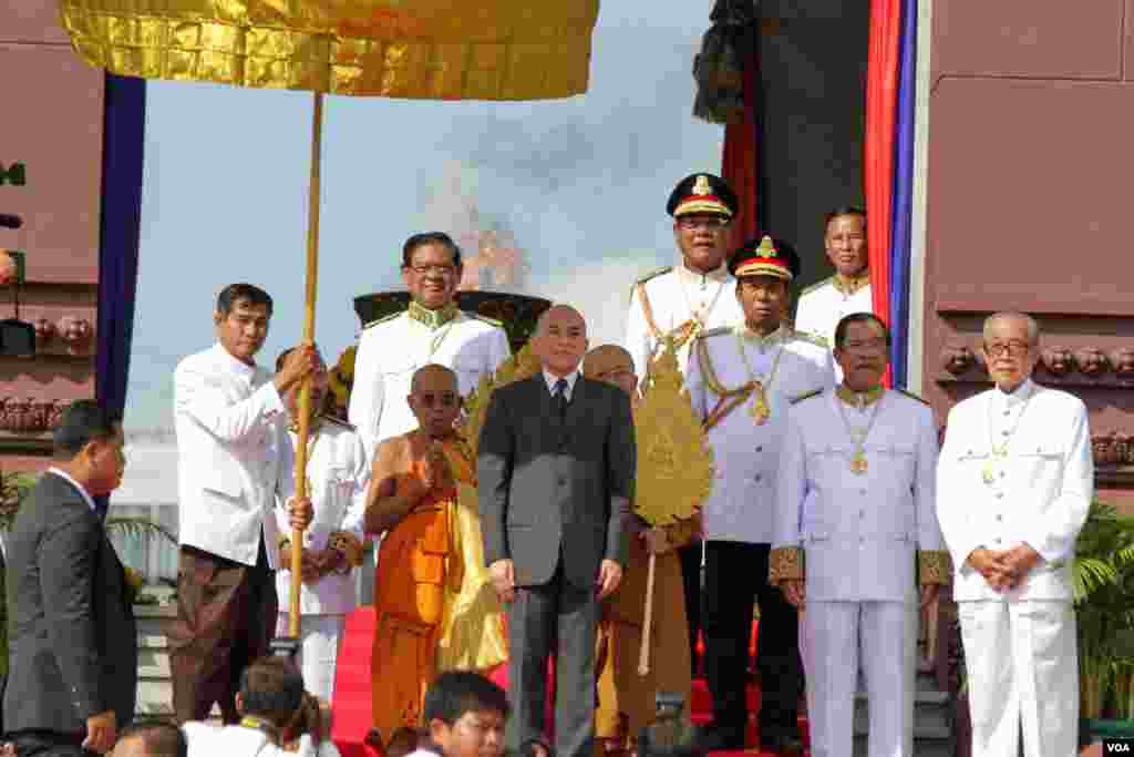 ព្រះករុណាព្រះបុរមនាថ នរោត្តម សីហមុនី ព្រះមហាក្សត្រកម្ពុជានិងលោកនាយករដ្ឋមន្រ្តីកម្ពុជាហ៊ុន សែននិងមន្រ្តីជាន់ខ្ពស់ក្នុងឱកាសប្រារព្ធខួបលើកទី៦៣ឆ្នាំ នៃទិវាបុណ្យឯករាជ្យជាតិ នៅថ្ងៃពុធ ទី៩ ខែវិច្ឆិកា ឆ្នាំ២០១៦ នារាជធានីភ្នំពេញ។