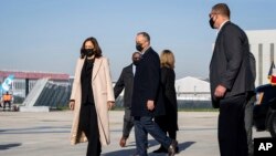 La vicepresidenta Kamala Harris y su esposo Doug Emhoff en el aeropuerto Paris-Orly en Orly, Francia, el 9 de noviembre de 2021. 