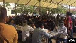 Cambodians wait in lines inside a passport office in Phnom Penh, Cambodia. (Sun Narin/VOA Khmer)