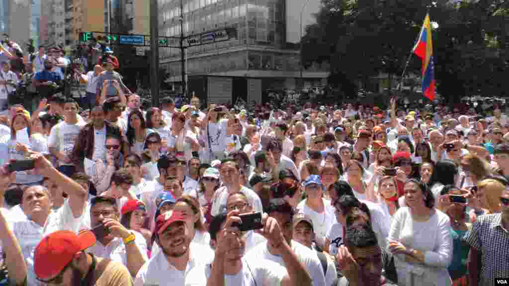 Unos 300 venezolanos se reunieron hoy en Caracas para protestar por el año que lleva encarcelado el líder opositor Leopoldo López. [Foto: Alvaro Algarra, VOA]