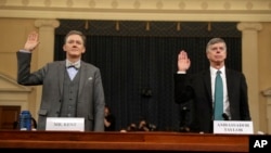 George Kent, funcionario de carrera del Departamento de Estado de EE.UU. (izquierda), y el embajador de EE.UU. en Ucrania William Taylor, prestan juramento ante la Comisión de Inteligencia de la Cámara de Representantes, el miércoles, 13 de noviembre de 2019.