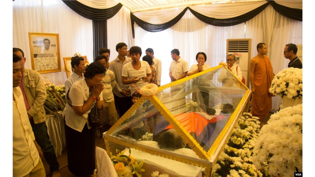 FILE - Cambodians pay respect to a slain political analyst Kem Ley at Wat Chas pagoda in Phnom Penh, July 19, 2016. (Leng Len/VOA Khmer)