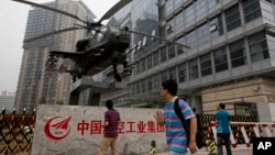 行人从中国航天工业集团的北京办公楼外走过。（资料照）
