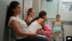 Daniela Rodriguez (kiri, 19 tahun) yang sedang hamil, memeriksakan diri setelah didiagnosa terkena virus Zika di rumah sakit Erasmo Meoz di Cucuta, negara bagian Norte de Santander, Kolombia (foto: dok).