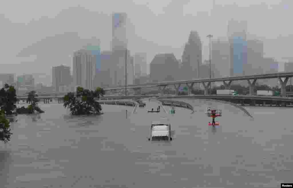 哈维飓风和暴雨使得休斯顿45号州际公路遭受水淹（2017年8月27日）
