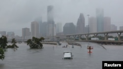 Suasana di Interstate highway 45 yang terendam banjir akibat Badai Harvey yang menghantam kawasan Houston, Texas, 27 Agustus 2017. (Foto: REUTERS/Richard Carson).