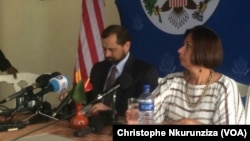 Thomas Perriello, l'envoyé spécial américain pour les Grands Lacs, à gauche, avec l’ambassadeur des Etats-Unis au Burundi, Dawn M. Liberi, à droite, tiennent un point de presse à Bujumbura, Burundi, 19 avril 2016. (VOA/Christophe Nkurunziza)