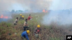 지난달 3일 인도네시아 수마트라 섬 오간 일리르에서 산불이 발생한 후 소방관들이 화재를 진압하고 있다. 