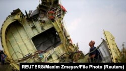 Penyidik memeriksa lokasi kecelakaan Malaysia Airlines MH17, dekat desa Hrabove (Grabovo) di wilayah Donetsk, Ukraina, 22 Juli 2014.