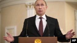 El presidente ruso Vladimir Putin anuncia el acuerdo de cese el fuego para el este de Ucrania, desde una conferencia de prensa en Bielorrusia, donde se llevaron a cabo las negociaciones.