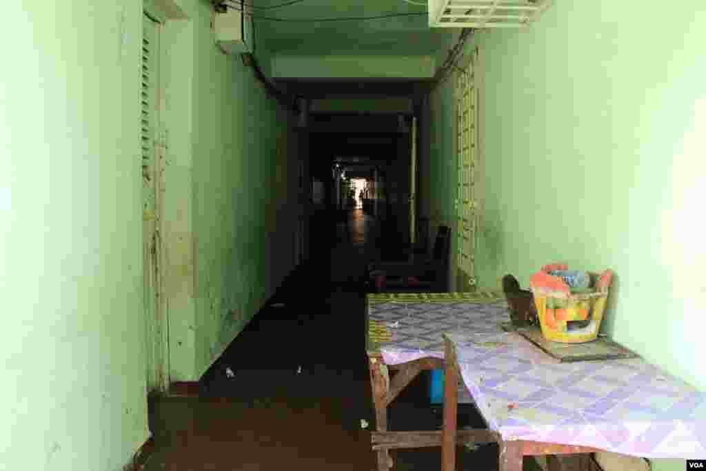 Residents store tables and cook stoves inside this White Building hallway. They use these&nbsp;cook stoves to prepare food for&nbsp;their mobile food stores,&nbsp;in Phnom Penh, Cambodia, Sept. 5, 2014. (Nov Povleakhena/VOA) 