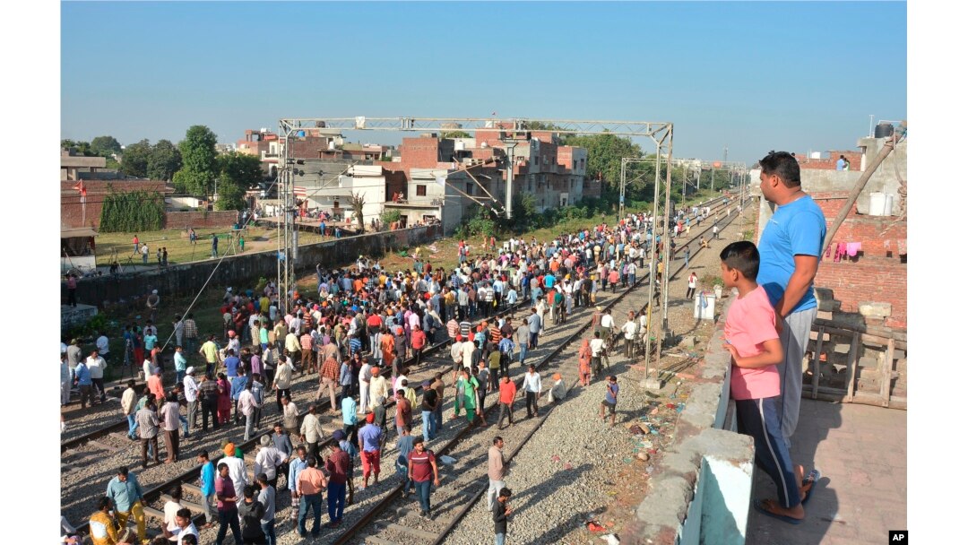 Warga berkerumunan di lokasi kecelakaan kereta api di Amritsar, India, 20 Oktober 2018.