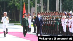 Bộ trưởng Quốc phòng Nhật Bản Kishi Nobuo và Bộ trưởng Quốc phòng Việt Nam Phan Văn Giang duyệt đội danh dự tại Hà Nội hôm 11/9.