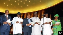 Nigeria's new cabinet ministers take the oath of office in Abuja on 06 Apr 2010
