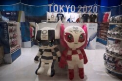 Sebuah jaring diletakkan di sekitar toko merchandise Tokyo 2020 di Bandara Internasional Narit, dekat Tokyo, 2 April 2020. (AP)