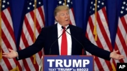 Ứng cử viên tổng thống của Đảng Cộng hòa Donald Trump phát biểu trong buổi họp báo tại Jupiter, Florida, ngày 8/3/2016. 