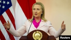 U.S. Secretary of State Hillary Clinton gestures as she speaks with Indonesia's Foreign Minister Marty Natalegawa during a joint news conference at the Ministry of Foreign Affairs in Jakarta, September 3, 2012. 