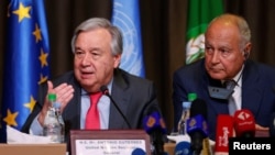 آنتونیو گوترش دبیرکل سازمان ملل در کنار احمد ابولغیط دبیرکل اتحادیه عرب در نشست سران این اتحادیه در تونس - ۱۱ فروردین ۱۳۹۸ 