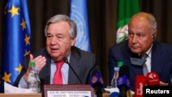 Le Secrétaire général de l'ONU, Antonio Guterres, et le Secrétaire général de la Ligue arabe, Ahmed Abul Gheit, à Tunis, le 30 mars 2010.