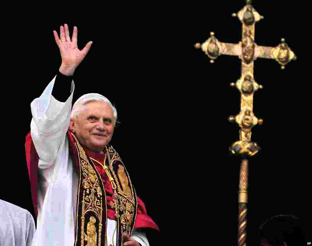 Papa Benedikt Vatikanda M&uuml;qəddəs Piter Basillikasının eyvanından izdihamı salamlayır.&nbsp; 19 aprel, 2005. 