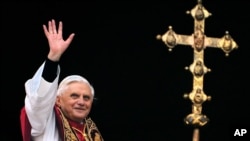 Đức Giáo Hoàng vẫy chào từ ban công của Vương Cung Thánh Đường Thánh Phêrô tại Vatican.