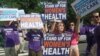 Varias mujeres, partidarias de la reforma sanitaria, se manifiestan a su favor frente a la Corte Suprema.