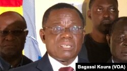 Le Camerounais Maurice Kamto annonce sa victoire à la présidentielle camerounaise en conférence de presse à Yaoundé, le 8 octobre 2018. (VOA/Bagassi Koura)