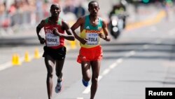 Le marathonien Geoffrey Kipkorir Kirui, au coude à coude avec l'éthiopien Tamirat Tola, à Londres, le 6 août 2017.