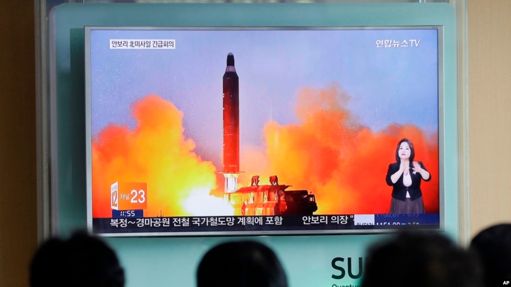 Imagen del lanzamiento de misiles balísticos de Corea del Norte publicado en el periódico Rodong Sinmun el 23 de junio de 2016.