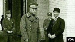 فروغی (راست) در کنار رضا شاه پهلوی.