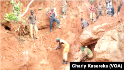 Dans les sites miniers de Coltan au Nord-Kivu, en 2015. (VOA/Charly Kasereka)