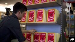 Pegawai toko buku di London membenahi novel terbaru J.K. Rowling "The Casual Vacancy". (AP/Matt Dunham)