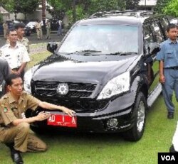 Para pejabat pemerintah kota Solo mengganti mobil dinas dengan mobil buatan para siswa SMK di Solo. Walikota Solo, Joko Widodo berpose di depan mobil barunya (2/1).