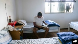 Un hombre identificado como Fornaro lee un libro en un refugio temporal establecido en el Estadio Centenario en Montevideo, Uruguay, el 27 de marzo de 2020 mientras la pandemia de coronavirus comienza a extenderse.