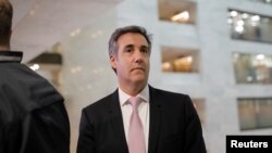 L'ancien avocat personnel de Trump, Michael Cohen, quitte les lieux après son témoignage à huis clos devant le Comité du renseignement du Sénat, à Washington, le 26 février 2019.