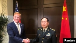 Quyền Bộ Trưởng Quốc phòng Hoa Kỳ Patrick Shanahan và Bộ Trưởng Quốc phòng Trung Quốc Ngụy Phương Hòa gặp bên lề Đối thoại Shangri-la ở Singapore, 31/5/2019.